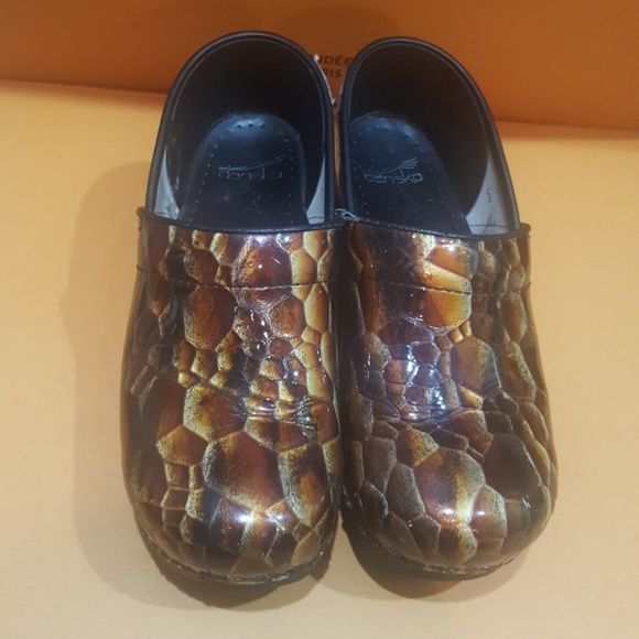 SOLD!! DANKSO Croc Print Clogs - Size 40/9.5-10 - Picture 2 of 8